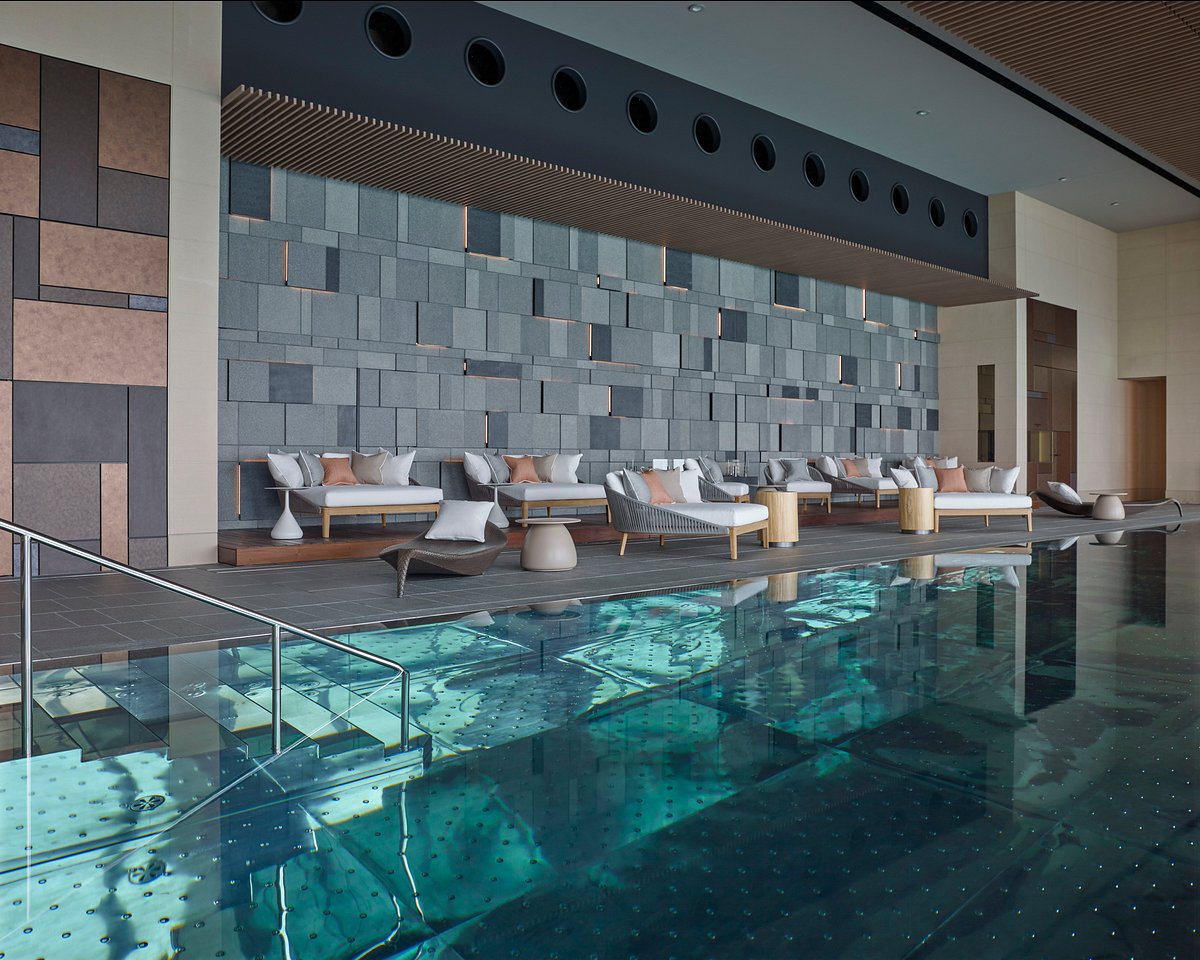 Four Seasons Tokyo at Otemachi Swimming Pool - ideal for families.